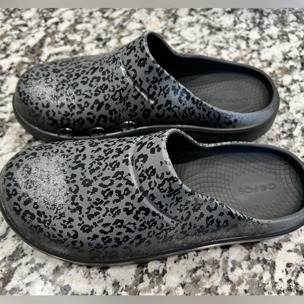 Oofos Recovery Clogs, M6W8